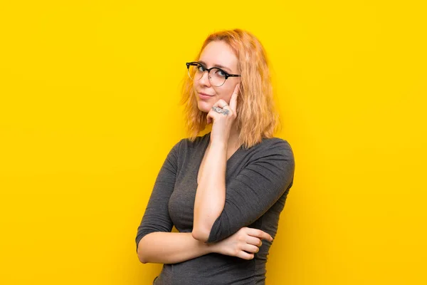 Młoda Kobieta Białym Tle Żółte Okularami — Zdjęcie stockowe