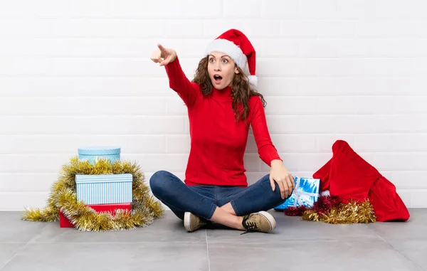 Mädchen Weihnachtsurlaub Sitzt Auf Dem Boden Und Zeigt Weg — Stockfoto