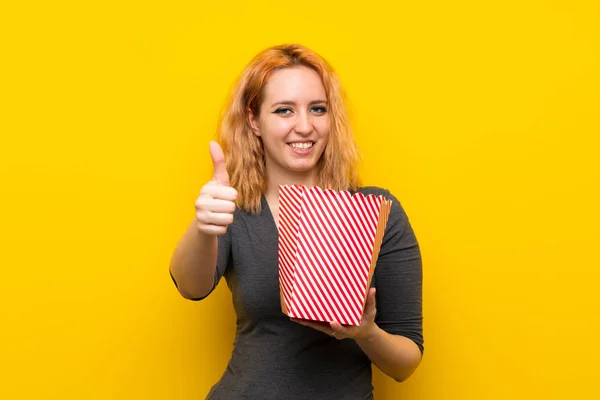 Giovane Donna Sfondo Giallo Isolato Con Una Ciotola Popcorn — Foto Stock