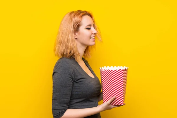 Młoda Kobieta Białym Tle Żółty Trzymając Miskę Popcorns — Zdjęcie stockowe