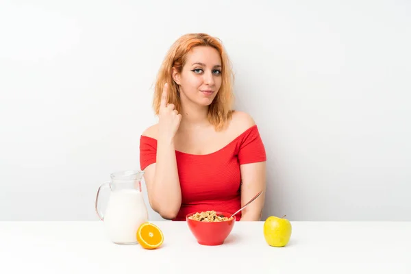 Giovane Donna Che Colazione Indicando Con Indice Una Grande Idea — Foto Stock