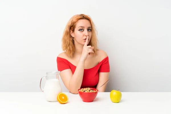 Genç Bayan Kahvaltı Yapıyor Sessiz Jest Yapıyor — Stok fotoğraf