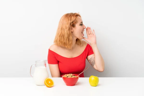 Kahvaltı Yapan Genç Bir Kadın Ağzı Açık Bağırıyor — Stok fotoğraf