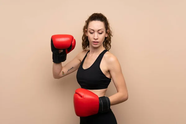 Junge Sportlerin Vor Isoliertem Hintergrund Mit Boxhandschuhen — Stockfoto