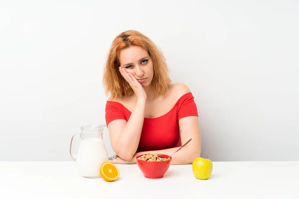 Kahvaltı Eden Genç Kadın Mutsuz Hayal Kırıklığına Uğramış — Stok fotoğraf