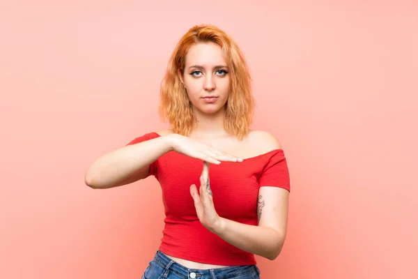 Giovane Donna Isolato Sfondo Rosa Rendendo Tempo Fuori Gesto — Foto Stock