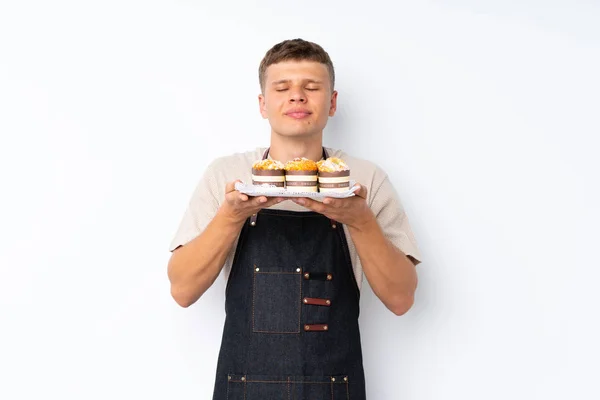 Junger Gutaussehender Mann Über Isoliertem Weißem Hintergrund Der Mini Kuchen — Stockfoto