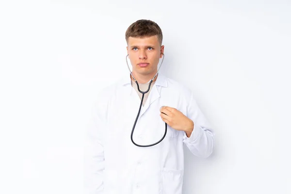 年轻英俊的男子 穿着医生的长袍 背景孤立的白种人 — 图库照片