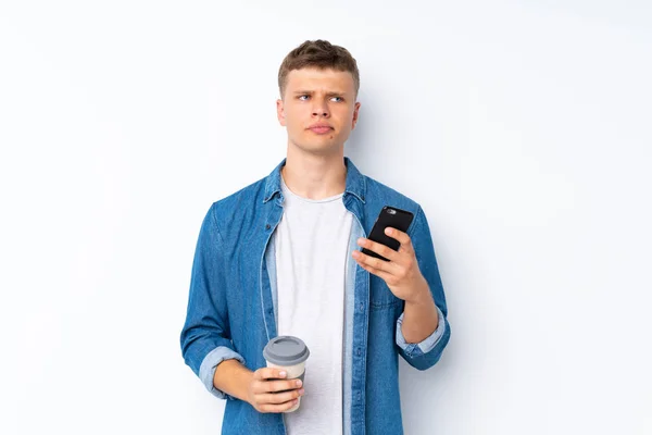 Junger Gutaussehender Mann Über Isoliertem Weißem Hintergrund Mit Kaffee Zum — Stockfoto