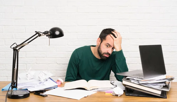 Estudante homem estressado oprimido — Fotografia de Stock