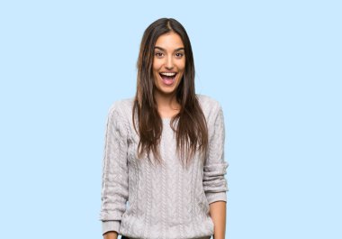 İzole arka plan üzerinde sürpriz yüz ifadesi ile genç İspanyol esmer kadın