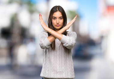Genç İspanyol esmer kadın dışarıda jest yapmıyor.