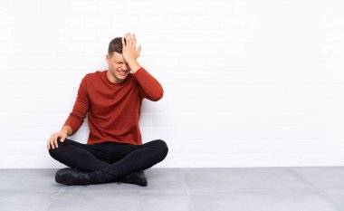 Genç yakışıklı adam yüz ifadesi karıştırarak şüpheleri olan katta oturan