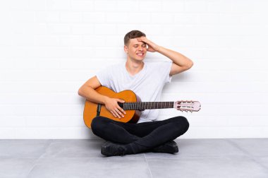 Gitarlı genç yakışıklı bir adam bir şey fark etti ve çözüme niyetlendi.