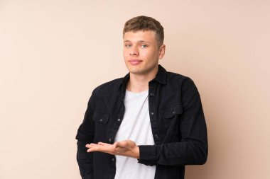 Genç yakışıklı adam, davet edildiği için ellerini yana uzatıyor.