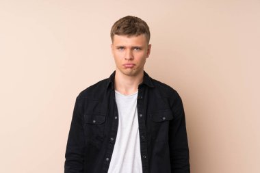 Genç yakışıklı adam üzgün.