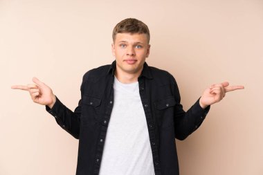 Yan taraftakileri işaret eden yakışıklı genç adamın şüpheleri var.