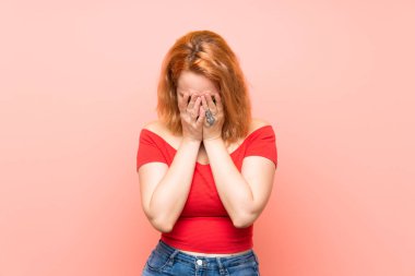 Soyutlanmış pembe bir geçmişi olan, yorgun ve hasta bir yüzü olan genç bir kadın.