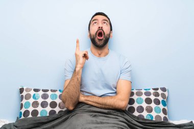 Yataktaki adam işaret etti ve şaşırdı.