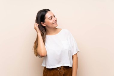 Soyutlanmış bir geçmişi olan esmer bir kadın bir fikir düşünüyor.