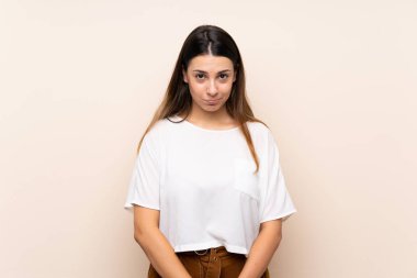 Üzgün ve depresif bir ifadeyle izole edilmiş esmer bir kadın.