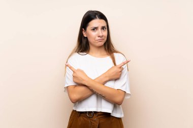 Soyutlanmış geçmişi olan esmer genç bir kadın. Yan taraftakilerin şüpheleri olduğunu gösteriyor.