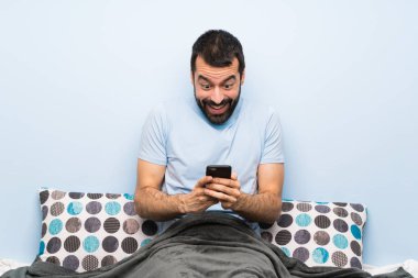 Yataktaki adam şaşırdı ve bir mesaj gönderiyor.