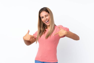 Genç sarışın kadın soyutlanmış beyaz arka plan gururlu ve kendini beğenmiş.