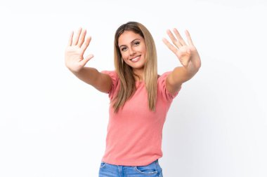 İzole edilmiş beyaz arka planda genç sarışın kadın parmaklarıyla dokuz sayıyor.