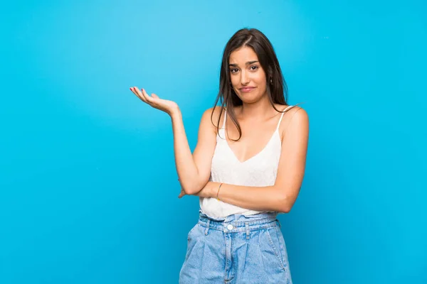 Jovem Mulher Sobre Isolado Fundo Azul Infeliz Por Não Entender — Fotografia de Stock