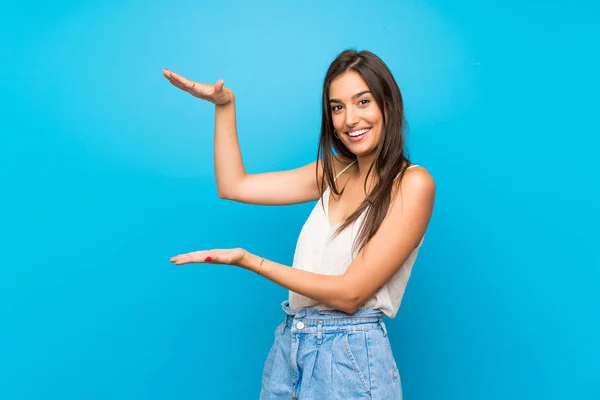 Jovem Mulher Sobre Fundo Azul Isolado Segurando Copyspace Para Inserir — Fotografia de Stock