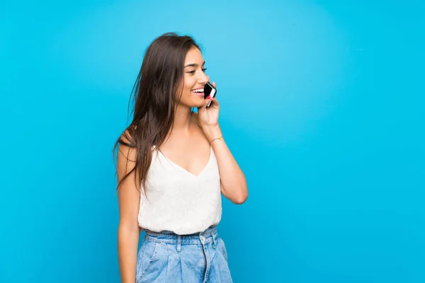 Giovane Donna Sfondo Blu Isolato Mantenendo Una Conversazione Con Telefono — Foto Stock