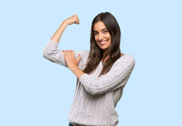 Joven Morena Hispana Haciendo Gesto Fuerte Sobre Fondo Aislado —  Fotos de Stock