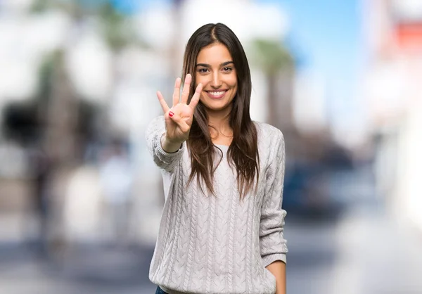 Jovem Mulher Morena Hispânica Feliz Contando Quatro Com Dedos Livre — Fotografia de Stock