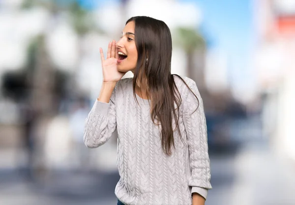 Junge Hispanische Brünette Frau Schreit Mit Weit Geöffnetem Mund Nach — Stockfoto