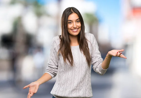 Junge Hispanische Brünette Frau Lächelt Freien — Stockfoto