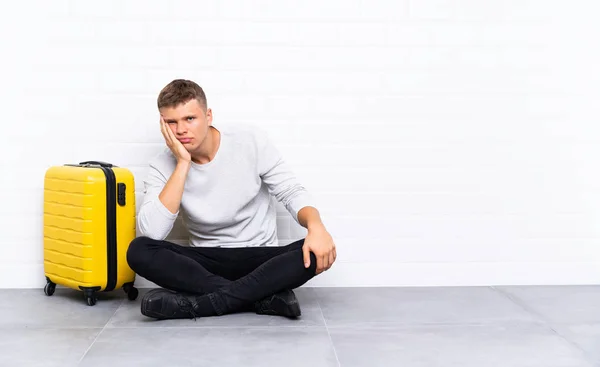 Jovem Homem Bonito Sentado Chão Com Uma Mala Infeliz Frustrado — Fotografia de Stock