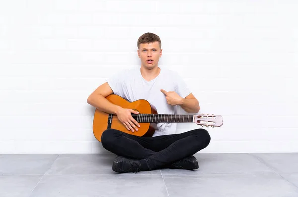 Jonge Knappe Man Met Gitaar Met Verrassing Gezichtsuitdrukking — Stockfoto