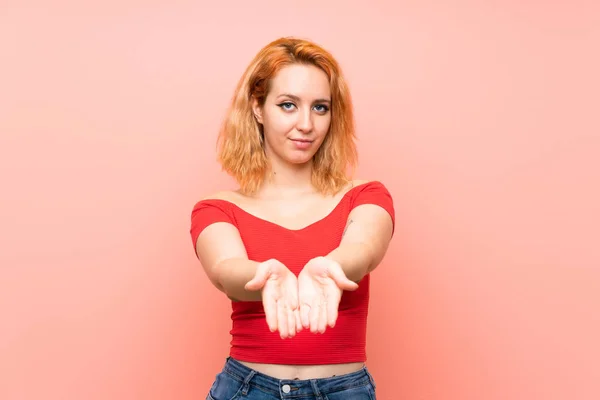 Giovane Donna Sfondo Rosa Isolato Tenendo Copyspace Immaginario Sul Palmo — Foto Stock