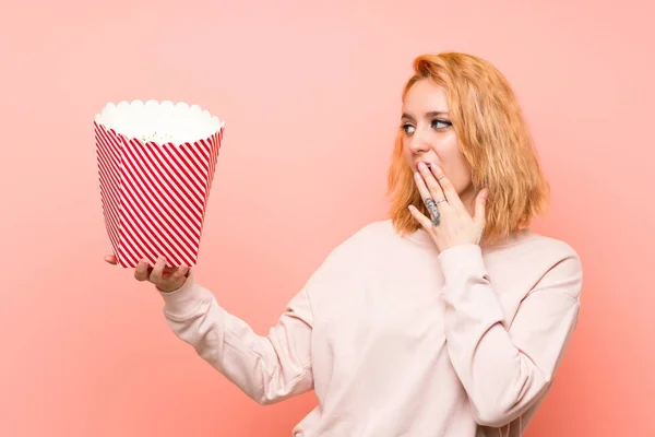 Jonge Vrouw Met Een Grote Kom Van Popcorn Geïsoleerde Roze — Stockfoto