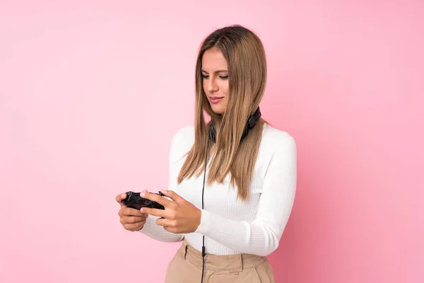 Jong Blond Vrouw Geïsoleerde Roze Achtergrond Spelen Videogames — Stockfoto