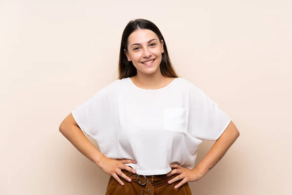 Jovem Morena Sobre Fundo Isolado Posando Com Braços Quadril Sorrindo — Fotografia de Stock