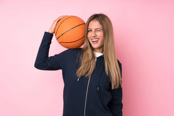 Jovem Loira Sobre Fundo Rosa Isolado Com Bola Basquete — Fotografia de Stock