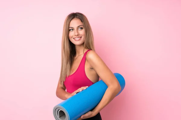 Young Sport Blonde Woman Isolated Pink Background Mat Smiling — Stock Photo, Image