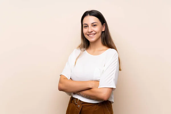 Joven Morena Sobre Fondo Aislado Con Los Brazos Cruzados Mirando —  Fotos de Stock