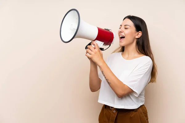 Jonge Brunette Vrouw Geïsoleerde Achtergrond Schreeuwen Door Een Megafone — Stockfoto