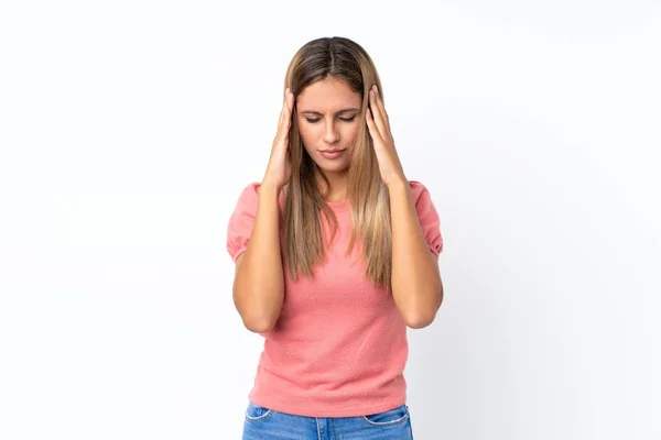 Junge Blonde Frau Über Isolierten Weißen Hintergrund Mit Kopfschmerzen — Stockfoto