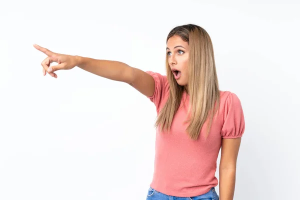 Junge Blonde Frau Über Isoliertem Weißen Hintergrund Der Wegzeigt — Stockfoto