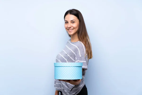 Giovane Donna Bruna Sfondo Blu Isolato Contenente Scatola Regalo — Foto Stock