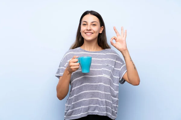 Jovem Morena Sobre Fundo Azul Isolado Segurando Xícara Quente Café — Fotografia de Stock